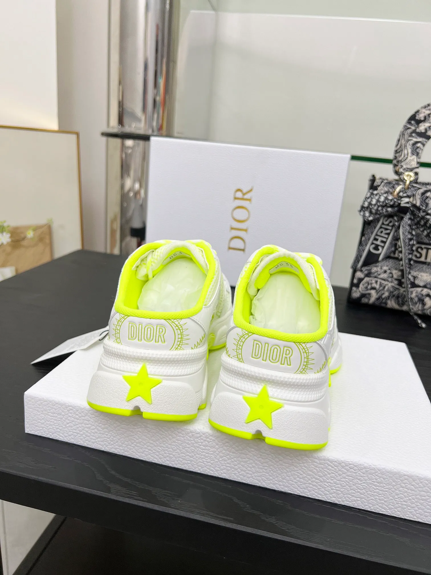 p560🐮🐮This Dior Chrono sports half slipper reinterprets running shoes with Dior's haute couture style. Gray mesh fabric is paired with tonal suede calfskin panels, the CD logo on the side, the star patch on the tongue and the Dior logo on the heel, all in classic fine detail. Featuring two-tone laces and a lightweight sole with star graphics, they can be worn year-round. Size: Women’s size 35-41 (35/42 can be customized) Men’s size 40-46 (men’s version is being printed) Color: 12 colors available